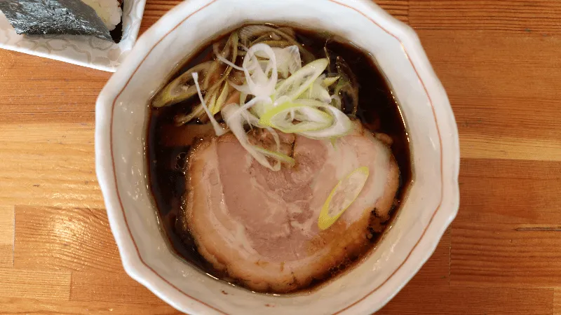 らーめん誠やのブラックラーメンを上から撮影した写真