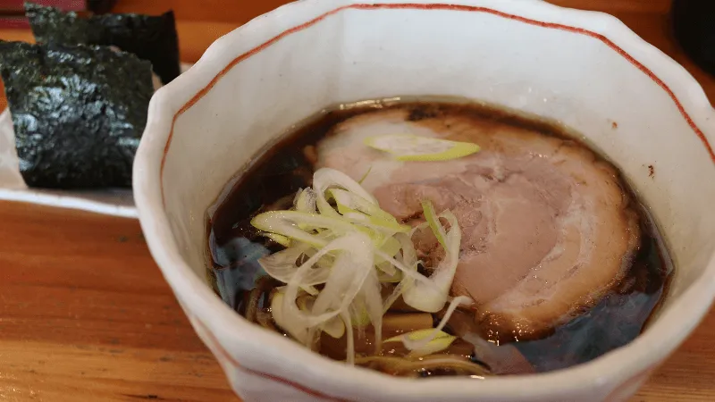 らーめん誠やのブラックラーメンとおにぎり