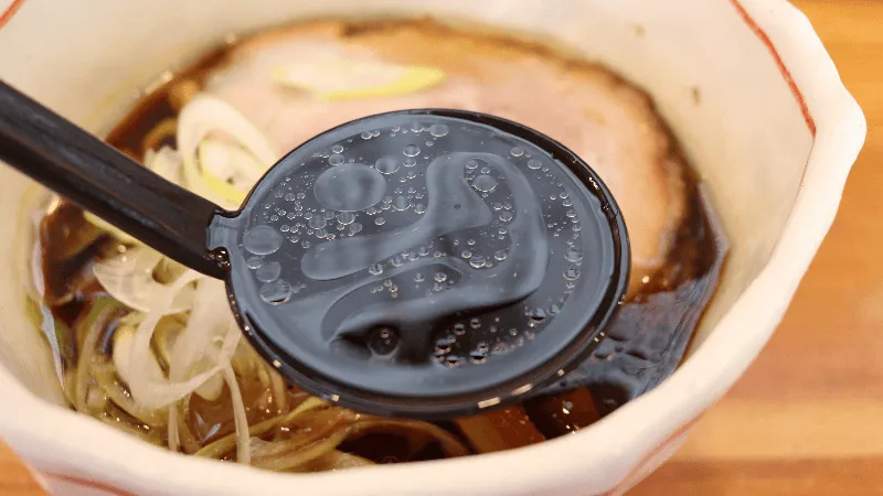 らーめん誠やのブラックラーメンスープの写真