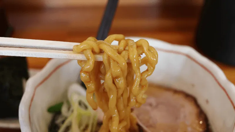 らーめん誠やのブラックラーメンの麺の写真