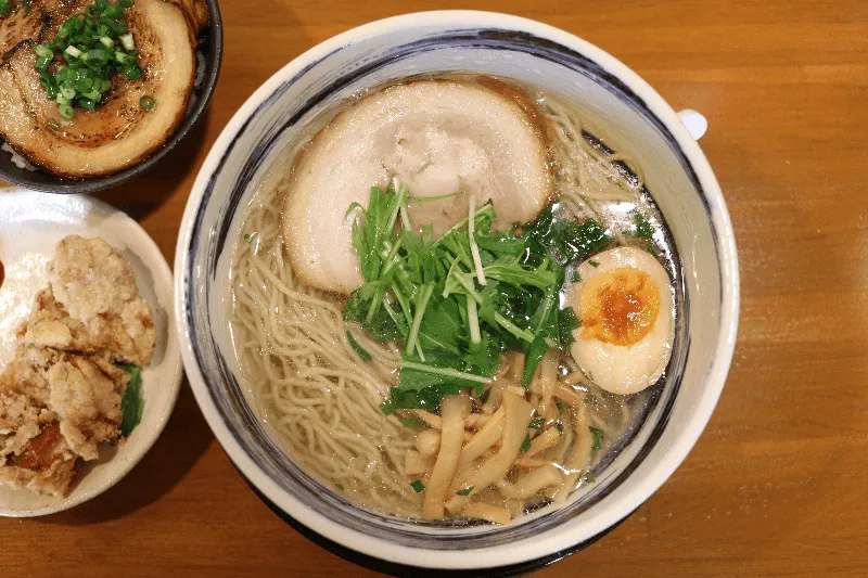 らーめん真太塩ラーメン全景