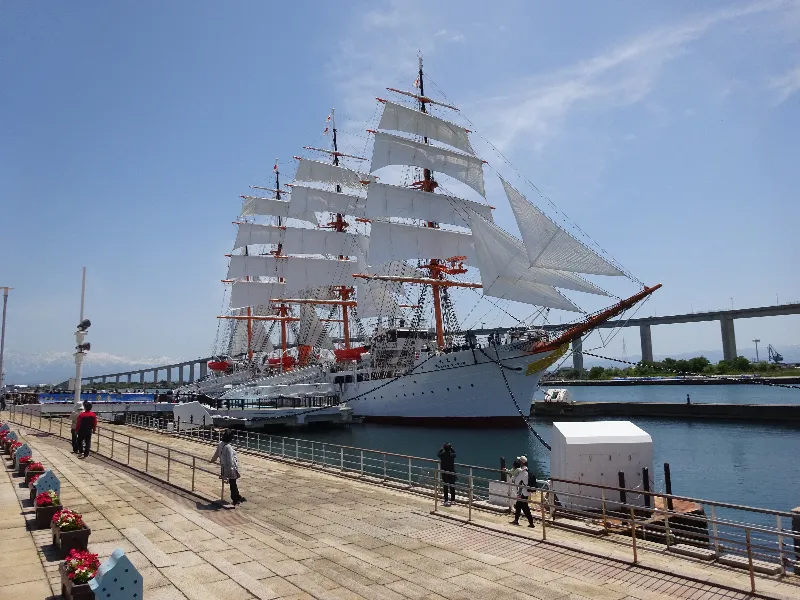 海王丸の総帆展帆ライド海王丸全景