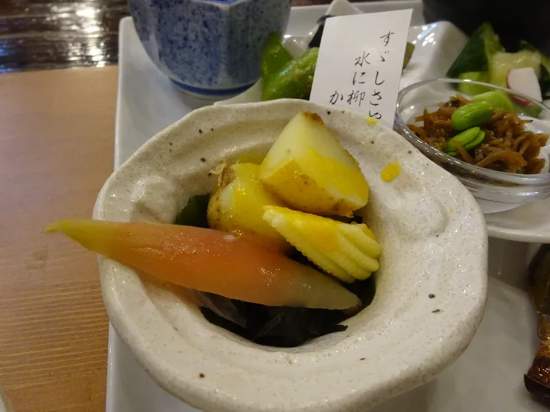 発酵食美人ランチ新じゃが塩糀蒸し 若布 茗荷子の酢漬け にんじんドレッシング添え