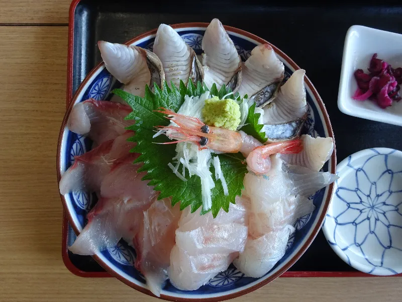 色とりどりの刺身がぎっしり!『氷見浜丼定食・やわやわ盛り