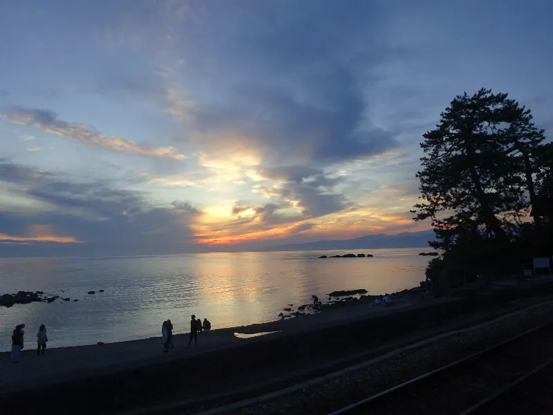 静寂の雨晴海岸に、夜明けの光が差し始める瞬間