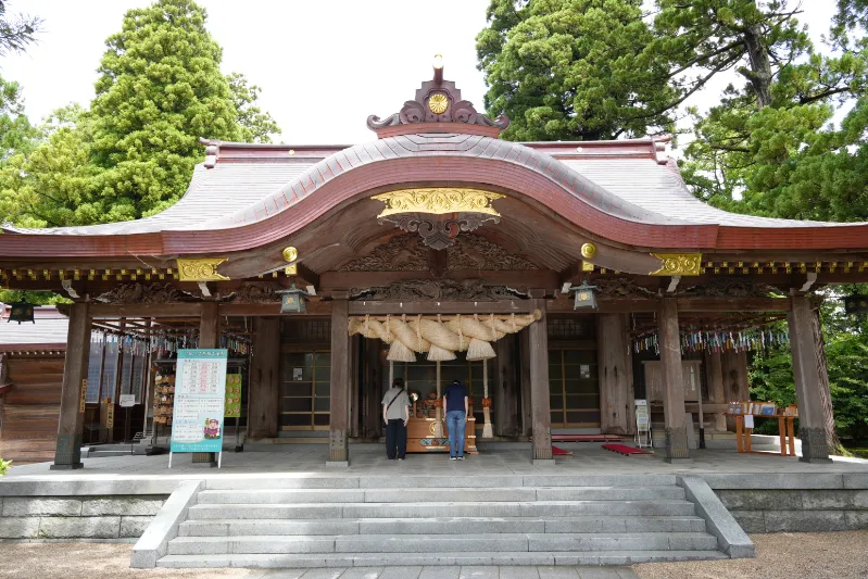 拝殿全景｜堂々たる佇まいに思わず見入る