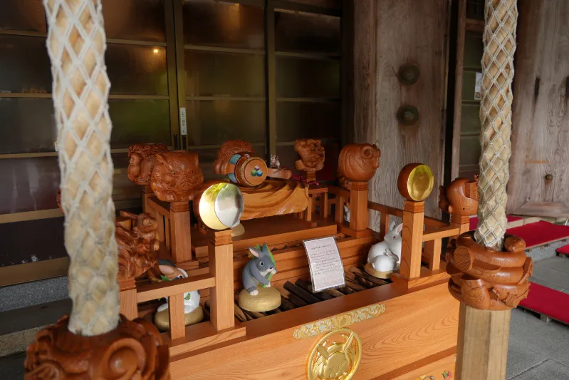 干支の木彫りのお賽銭箱｜一年一年を大切に刻むような意匠