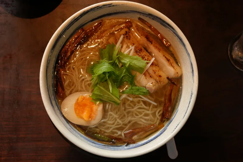 黄金色のスープが輝く鶏そば