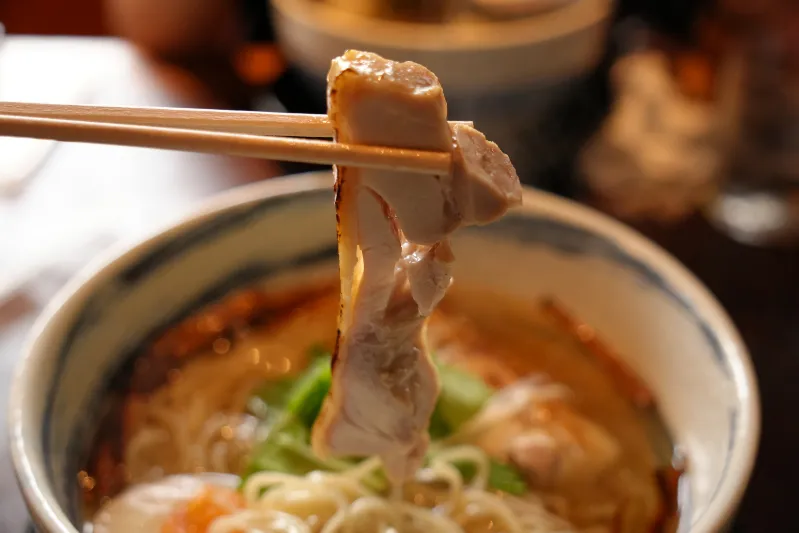 香ばしく炙られた鶏ももチャーシュー