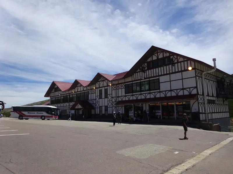 山岳らしい雰囲気のレストハウス