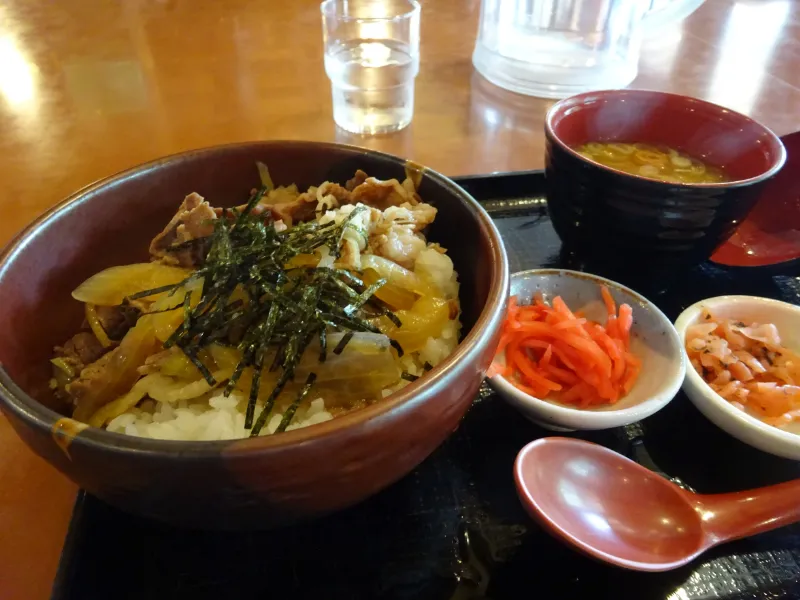 ボリューム満点の牛丼定食