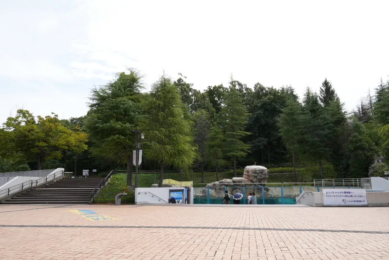 秋晴れのエントランス。散策にぴったりの気候