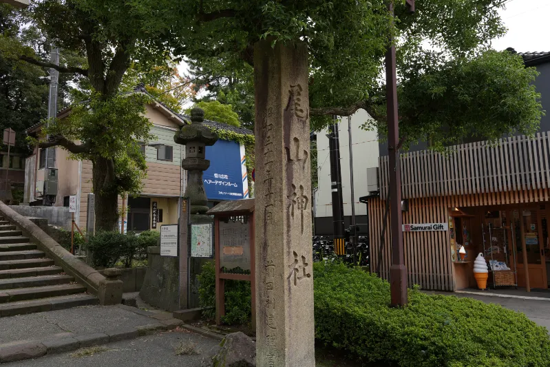 尾山神社の社標。前田利家公とお松の方が祀られていることが分かります