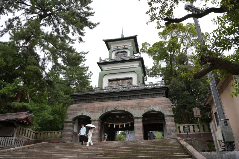 尾山神社最大の見どころ、色とりどりのステンドグラスが美しい神門