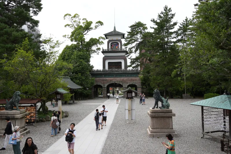 神門をくぐって境内へ。和洋折衷の建築美に思わず見とれてしまいます