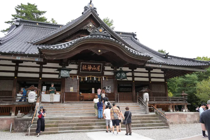 厳かな雰囲気の拝殿。しっかりとお参りさせていただきました
