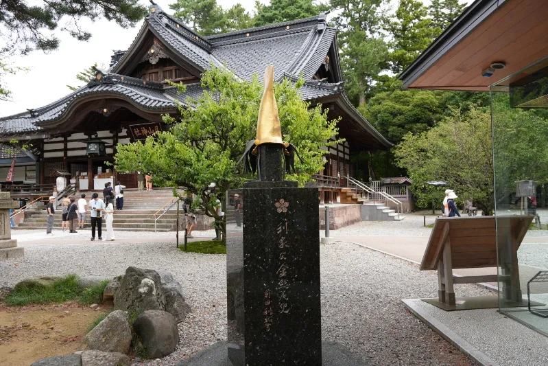前田利家公の象徴である金の兜。迫力ある造りに圧倒されます