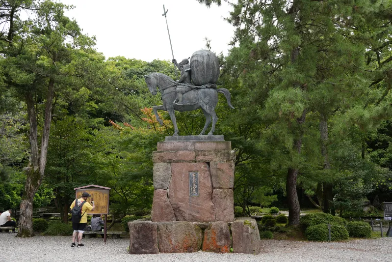 前田利家公の勇壮な銅像。金沢の礎を築いた偉大な武将です
