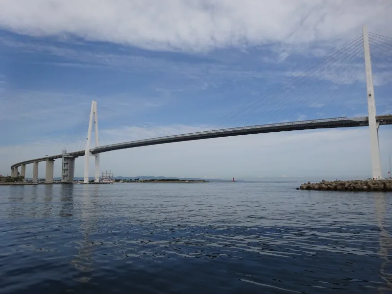 県営渡船から眺める新湊大橋