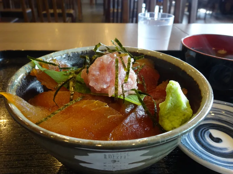 ツヤツヤのマグロが食欲をそそる
