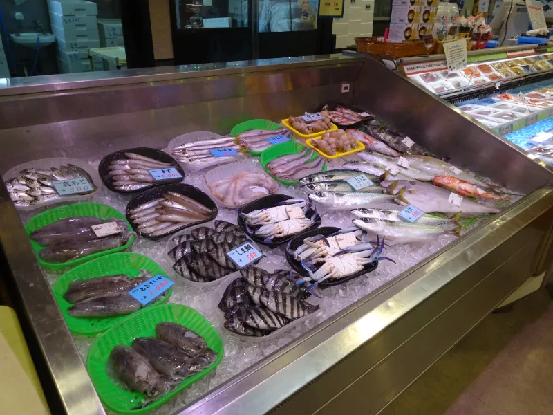 店先に並ぶ新鮮な魚介類