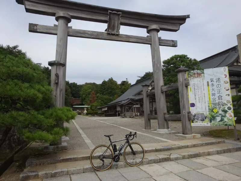 気多大社の大鳥居と愛車。旅の達成感がこみ上げる瞬間