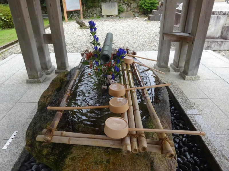 手水舎の清らかな水。旅の汗をぬぐって心身を清める