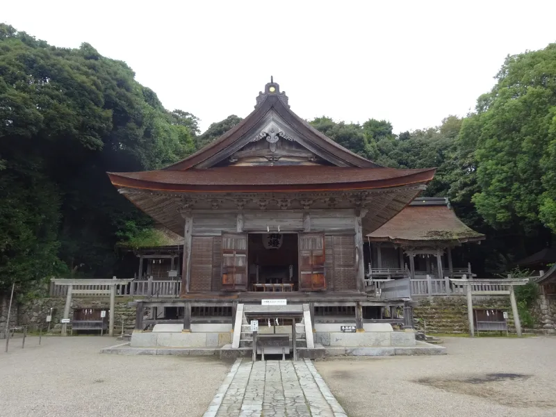 拝殿の全景。重厚な造りが印象的