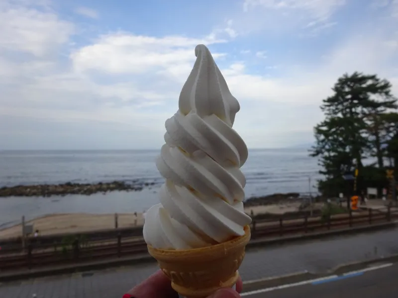 ご褒美のソフトクリーム。甘さと潮風が心地よく混ざり合う