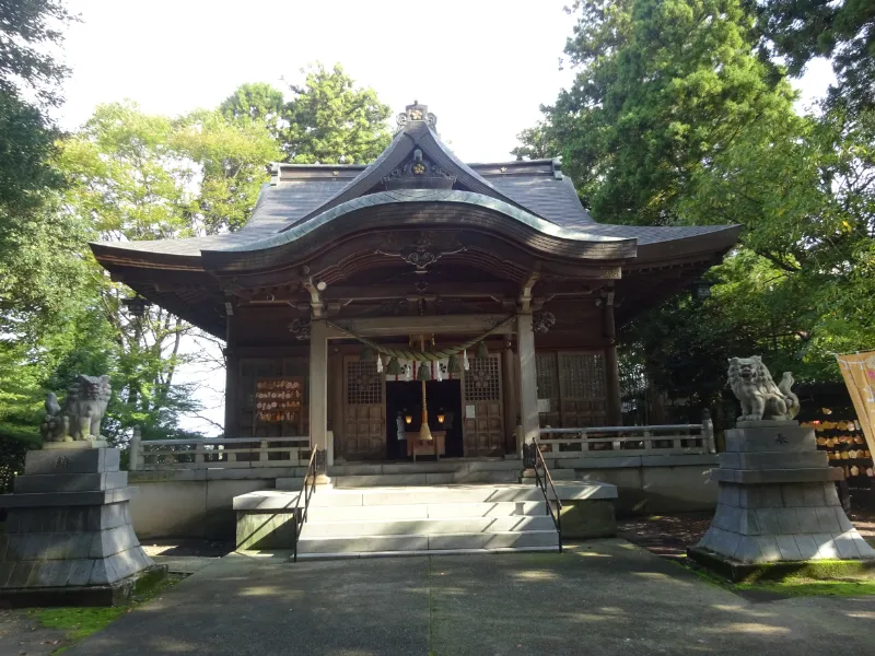 杉原神社の拝殿。清々しい空気の中でお参り