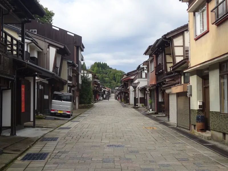 風の盆で知られる八尾の町並みを駆け抜ける