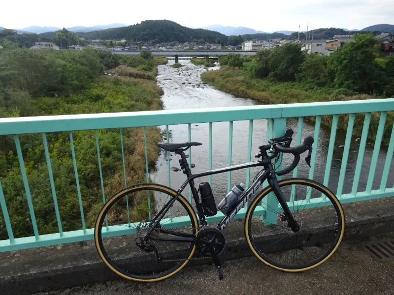 井田川の橋の上で一枚。澄んだ水面に秋の空が映る。