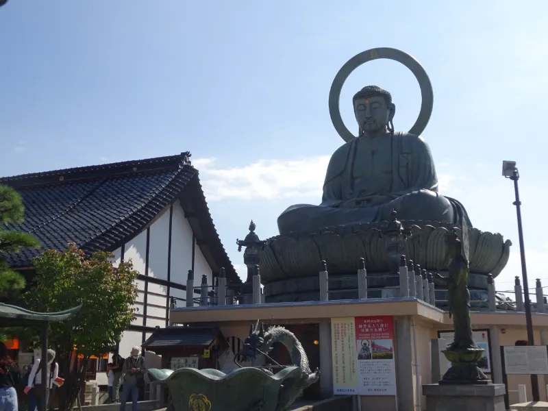 高岡大仏全景。青銅の輝きが秋空に映える。