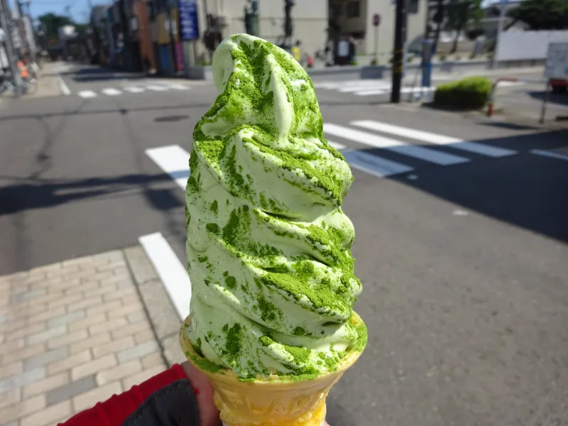 濃厚で香り豊かな抹茶ソフト。ライドの疲れが吹き飛ぶ。
