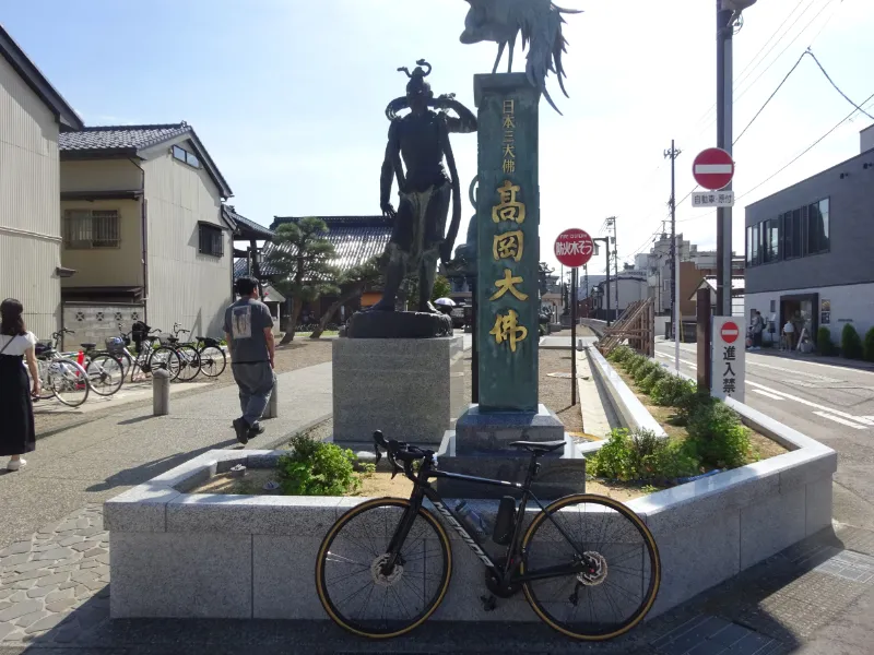 高岡大仏の入口にて。荘厳な佇まいが旅のゴールを彩る。